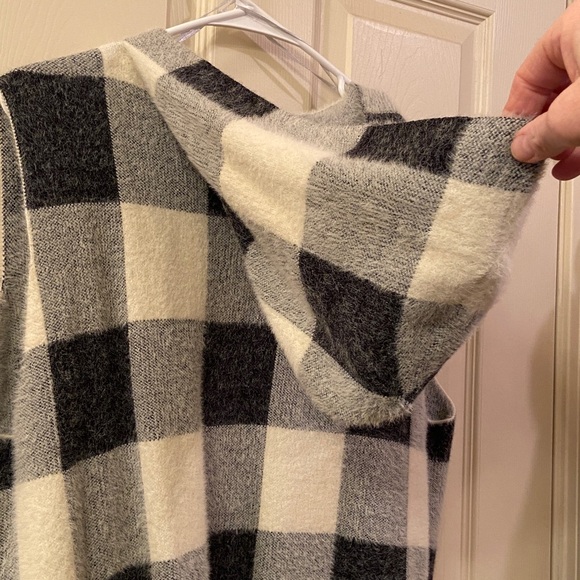 Evolution Long Cardigan Sleeveless Buffalo Plaid Black Gray White Fluffy SZ XL - Picture 9 of 11